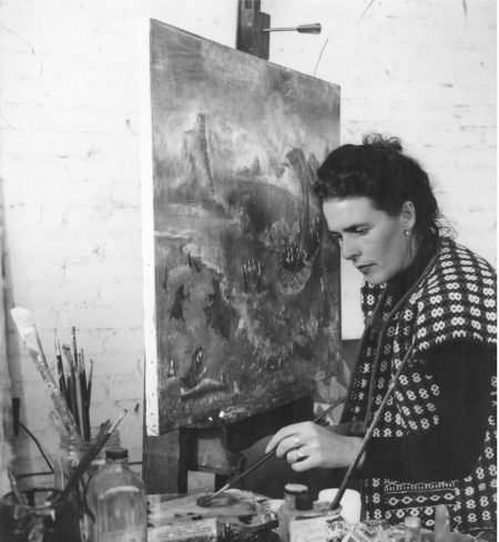 Photo de l'artiste Leonara Carrington en train de peindre